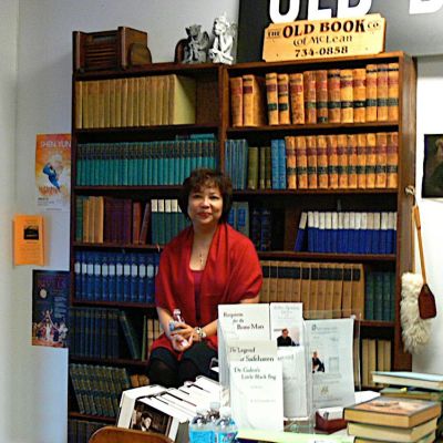 CTaBois at R.A. Comunale, M.D.’s book signing at The Old Book Co. of McLean November 14, 2009.  In 2014, this top-notch, independent used book store for the avid bibliophile closed its doors, but is not forgotten.